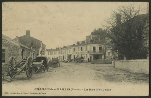 La rue Nationale, avec des charrettes en bois et l'hôtel de France (vue 1). La rue du Rocher, avec des habitants devant les commerces (vue 2).